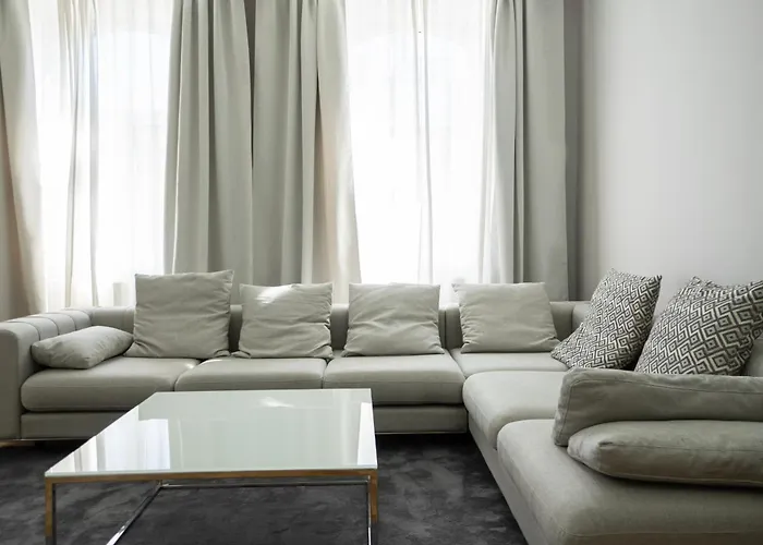 Charming 2-room With Balcony, 15 Min To Center Apartment *