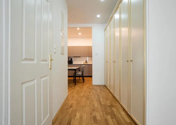 Charming 2-room With Balcony, 15 Min To Center Apartment