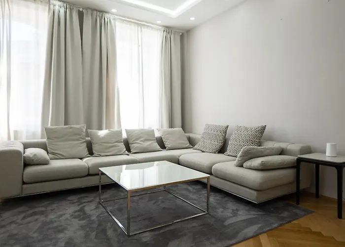 Charming 2-room With Balcony, 15 Min To Center Apartment *
